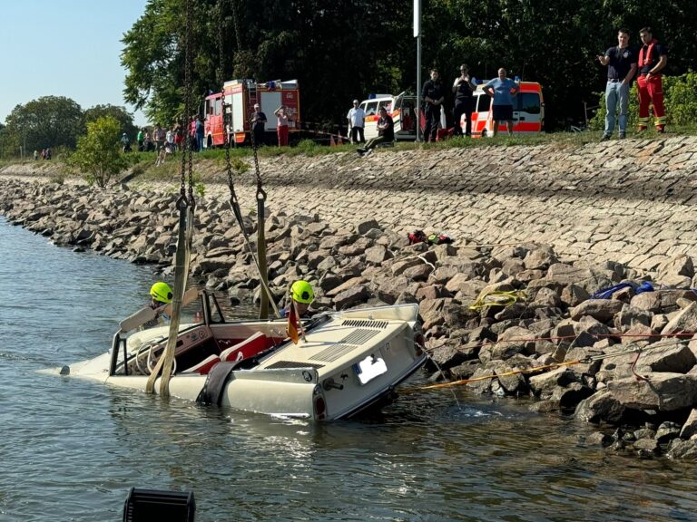 53/2024 Amphibienfahrzeug droht im Rhein zu sinken