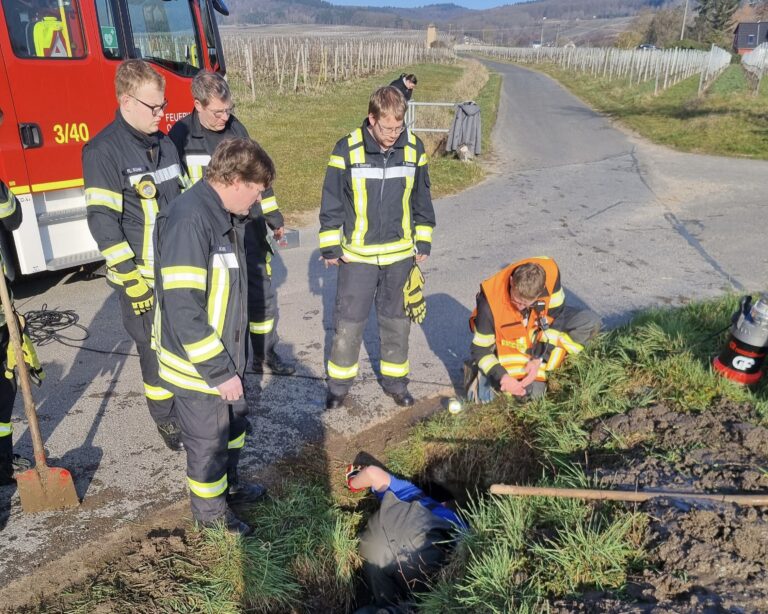 Presseinformation 05/2025 Hund aus Abwasserrohr befreit